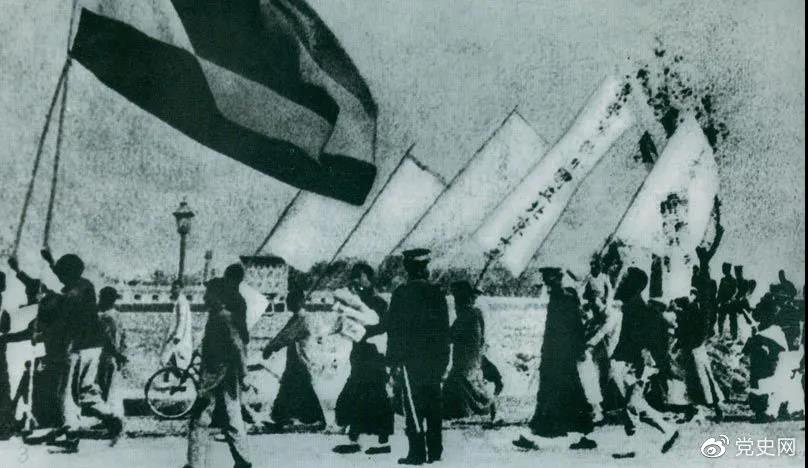 1919年5月4日，北京爆发员工反帝爱国运动。这是北京大学员工的示威游行队伍。